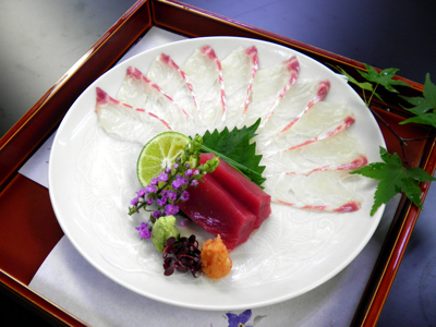 造里一例　～お皿の上に開く花・鯛菊花造り～