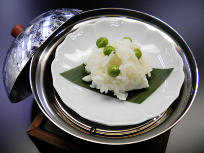 お凌ぎ一例　～うすい豆飯蒸し～