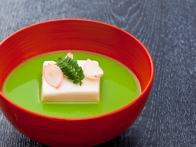 新緑の時期にふさわしい煮物椀　～うすい豆 摺り流し～