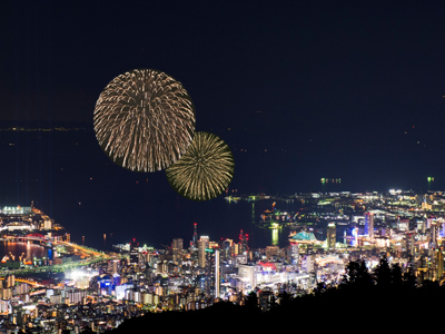 夜空を彩る色とりどりの花火！みなと神戸海上花火大会！