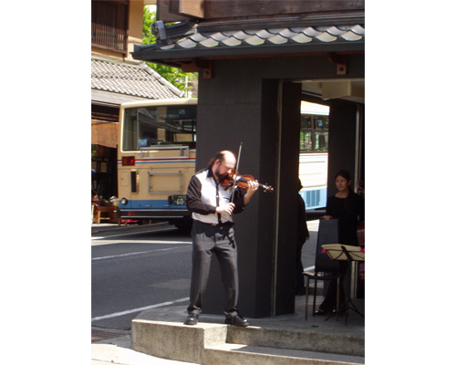 駅前でバイオリン