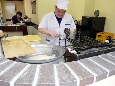 有馬温泉｢湯之花堂本舗｣で一枚焼炭酸煎餅が復活！