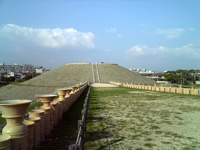 眺めも抜群！古代の土木技術が体感できる「五色塚古墳」